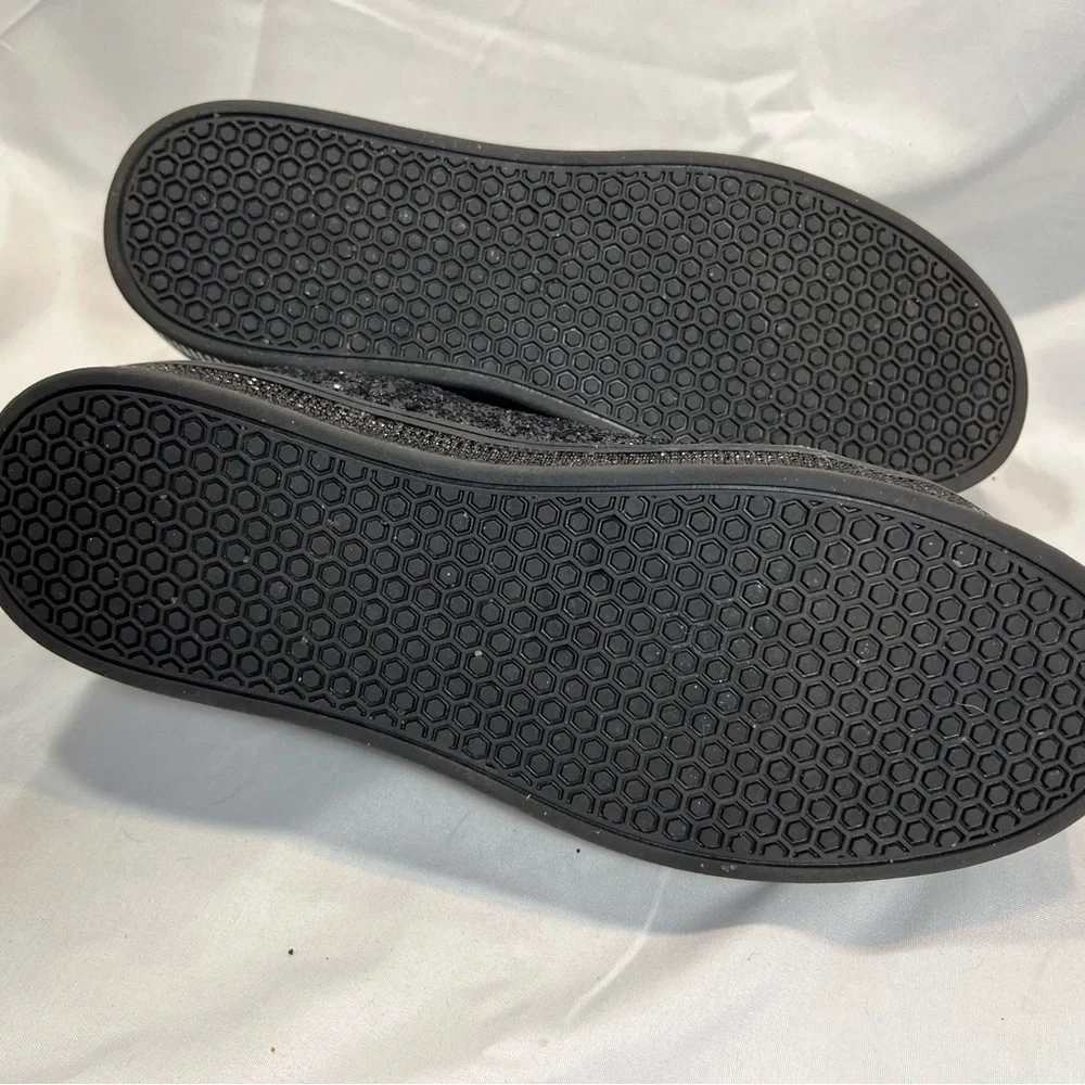 NWOT uubaris Glitter & Patent Sneaker